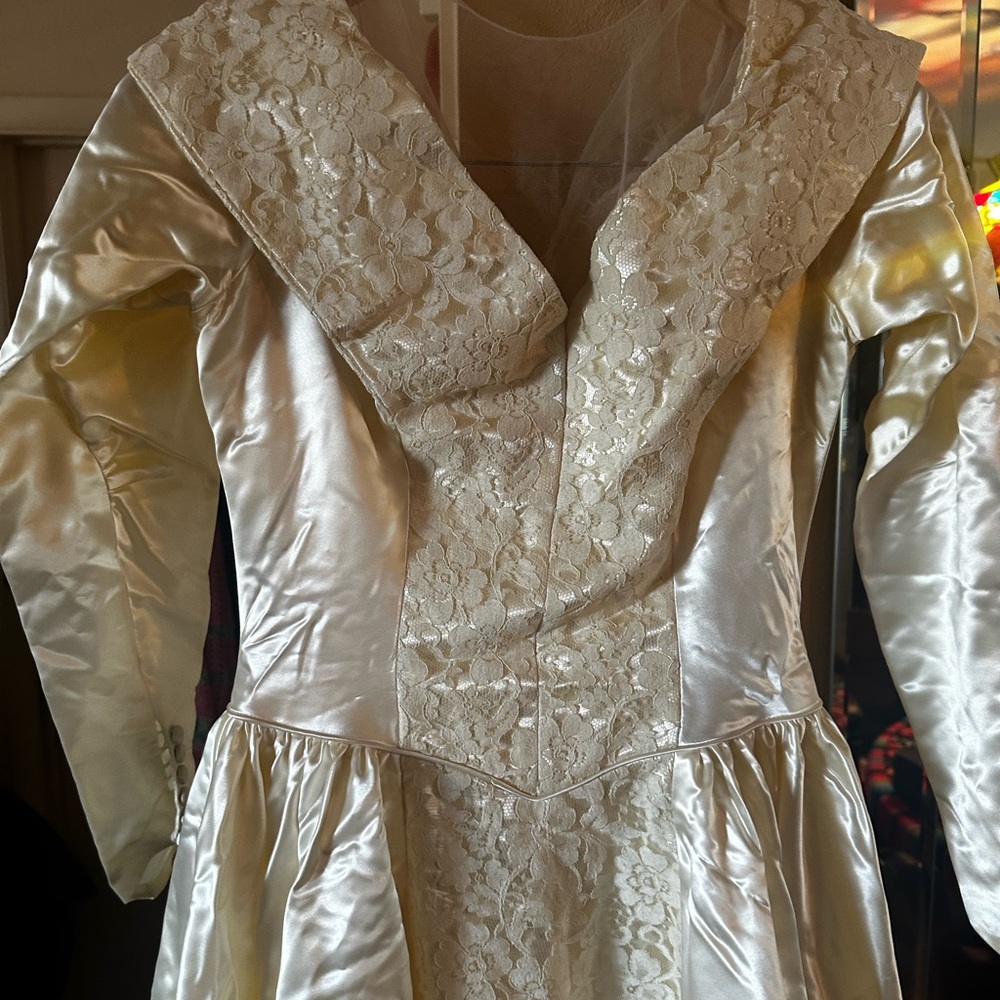 Satin & Lace Vintage Wedding Gown - Picture 4 of 10